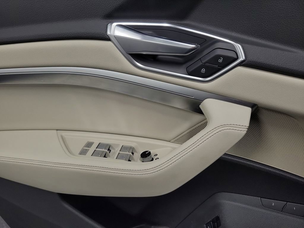 Used 2019 Audi e-tron Premium Plus image 18