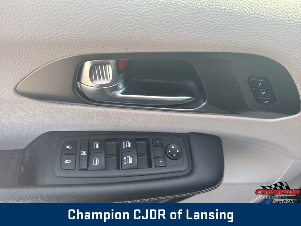 Used 2023 Chrysler Pacifica Touring-L image 17
