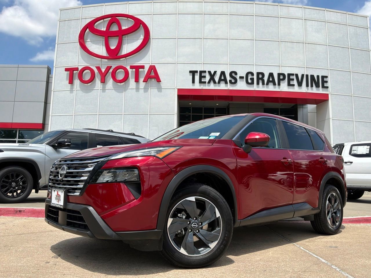 Used 2025 Nissan Rogue SV AWD/4WD image 2