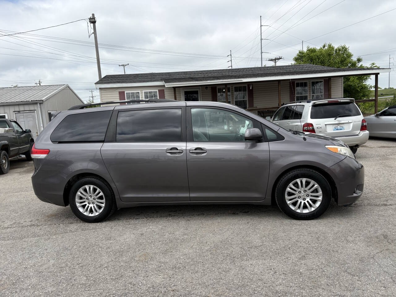 Used 2011 Toyota Sienna XLE w/ Entertainment Pkg FWD image 8