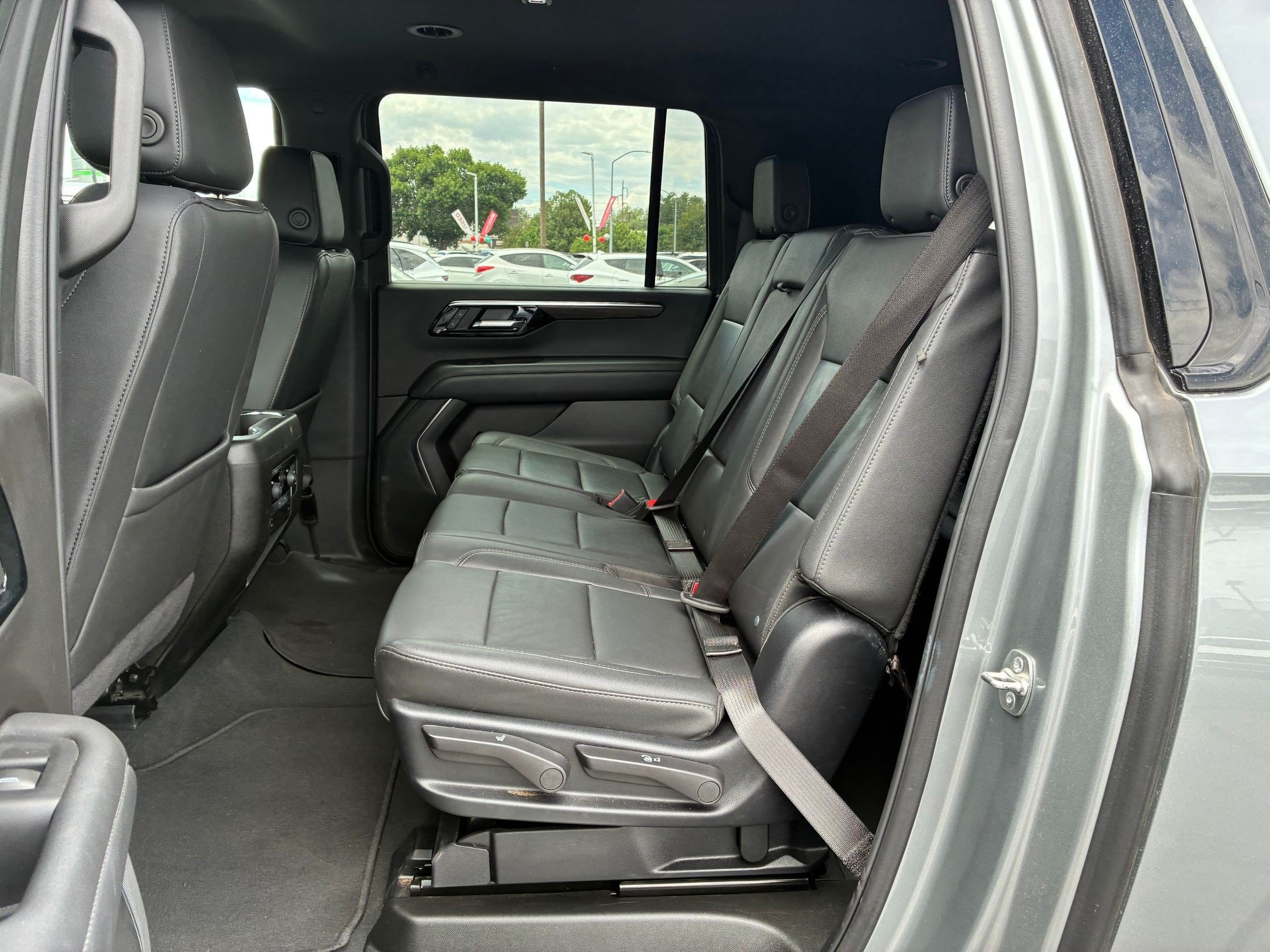 Used 2025 Chevrolet Suburban Z71 AWD/4WD image 29