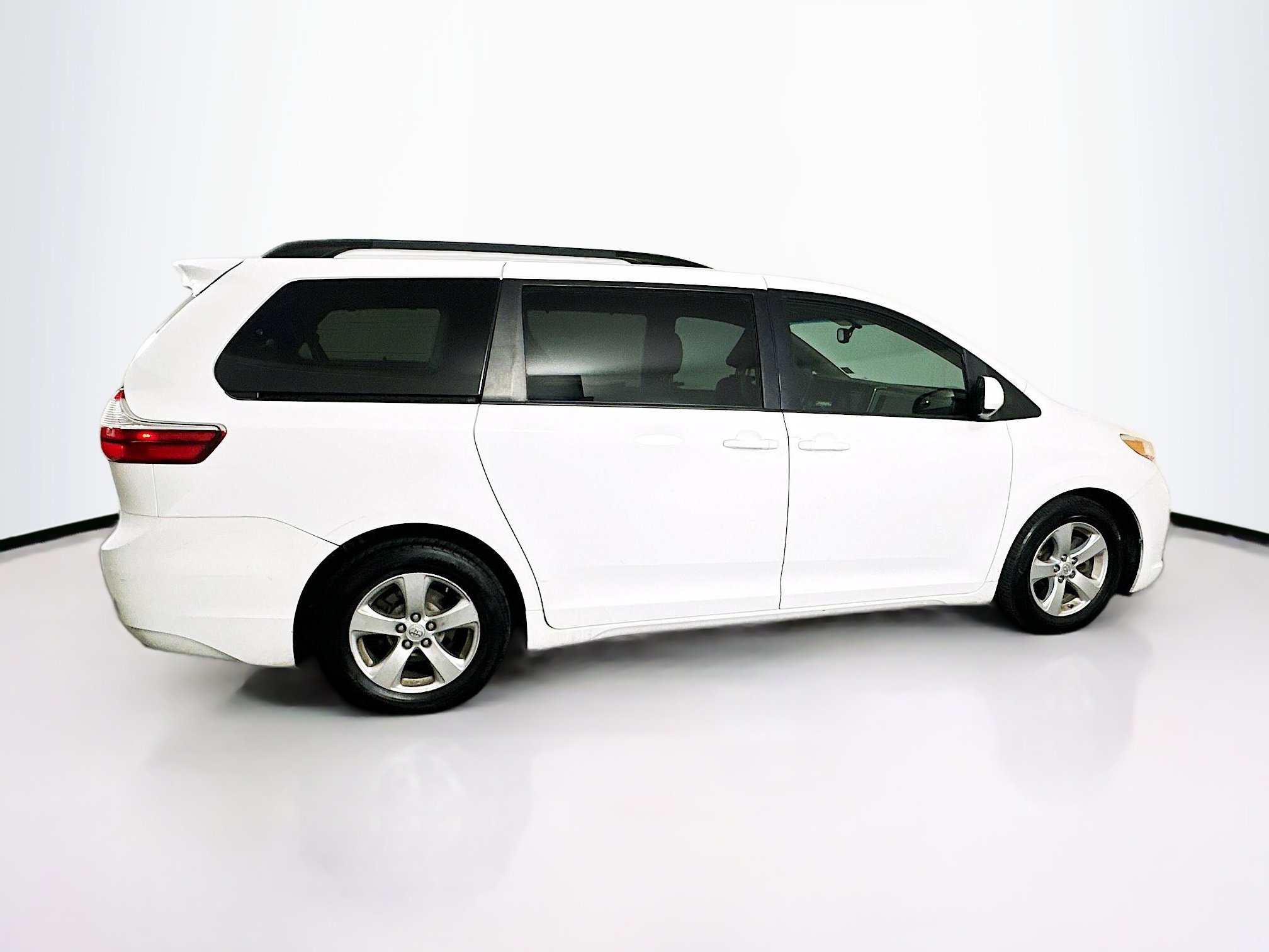 Used 2017 Toyota Sienna LE image 10