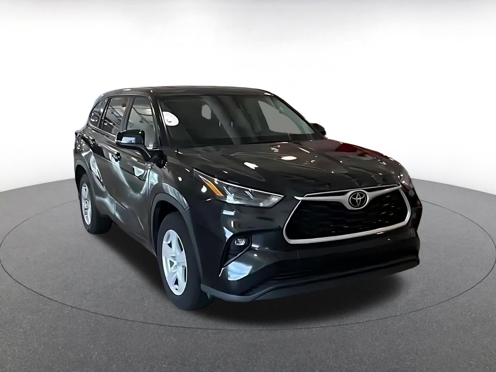 Used 2025 Toyota Highlander LE FWD image 3
