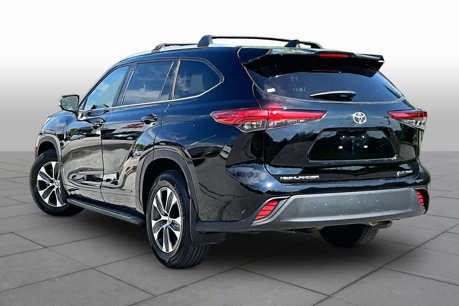Used 2023 Toyota Highlander XLE AWD/4WD image 12