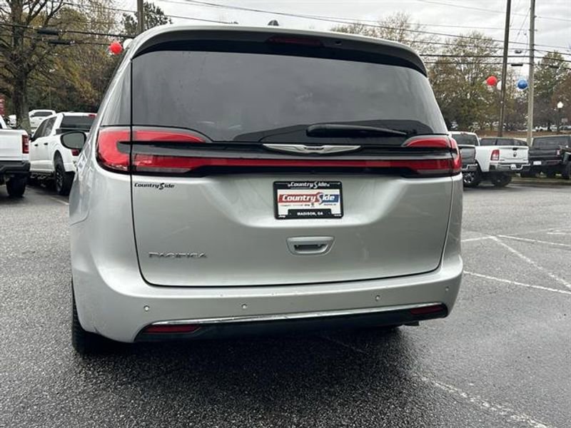 Used 2024 Chrysler Pacifica Touring-L FWD image 7
