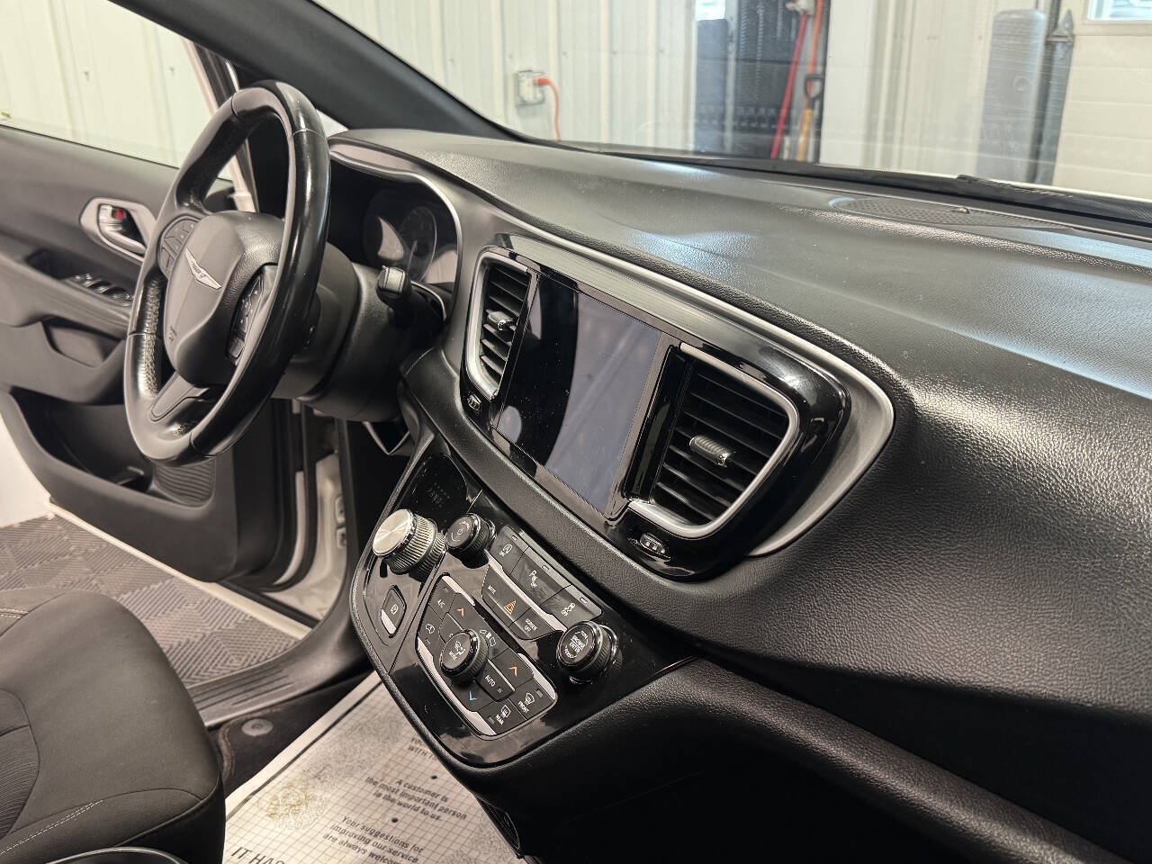 Used 2018 Chrysler Pacifica Touring Plus w/ S Appearance Package FWD image 18