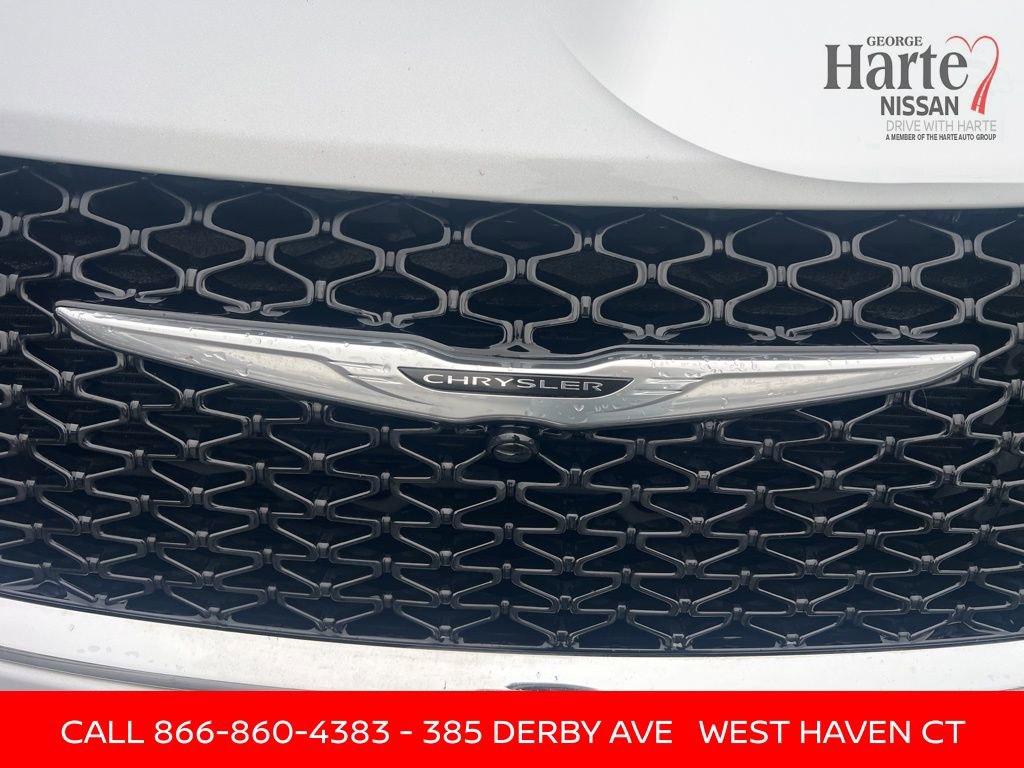 Used 2024 Chrysler Pacifica Touring-L image 17