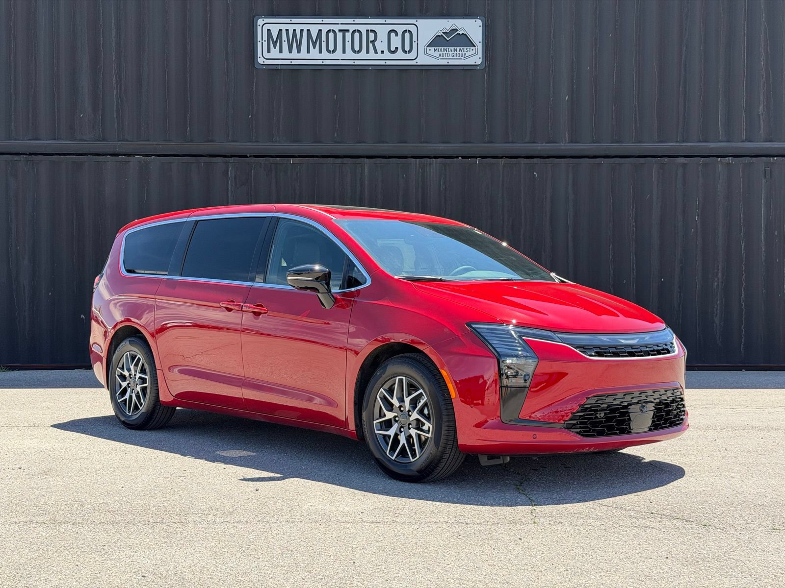 New 2027 Chrysler Pacifica Limited FWD image 1