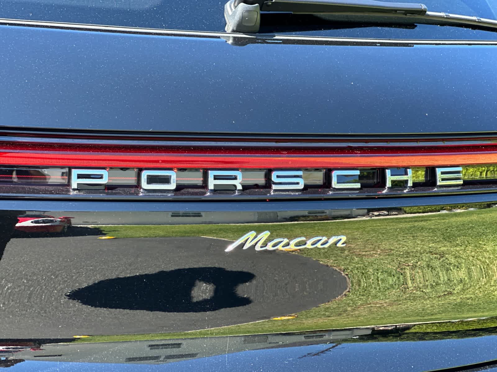 Certified 2025 Porsche Macan AWD/4WD image 31