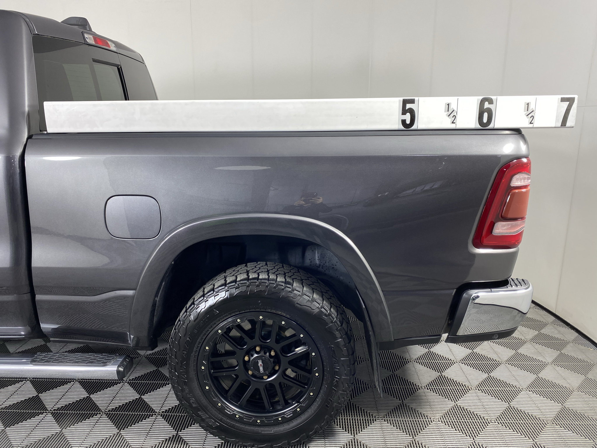 Used 2019 RAM 1500 Laramie AWD/4WD image 3