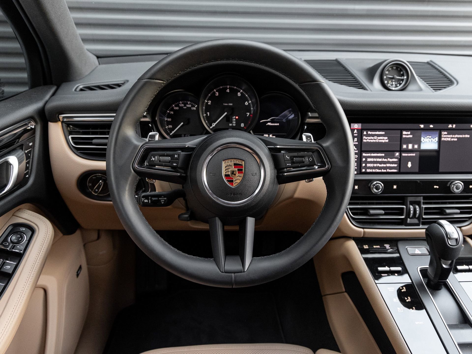 Certified 2025 Porsche Macan AWD/4WD image 17