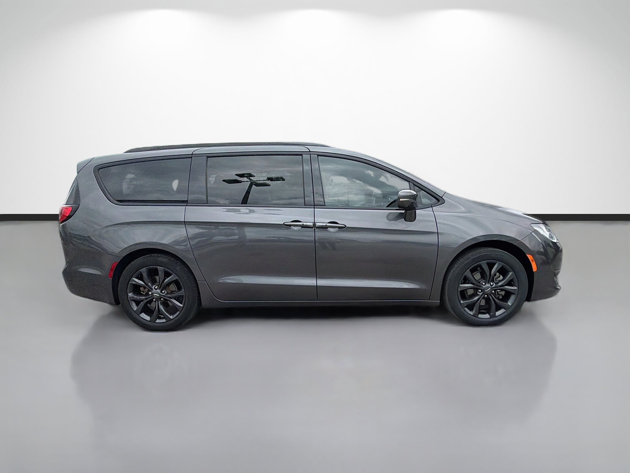Used 2019 Chrysler Pacifica Limited w/ Advanced Safetytec Group FWD image 2
