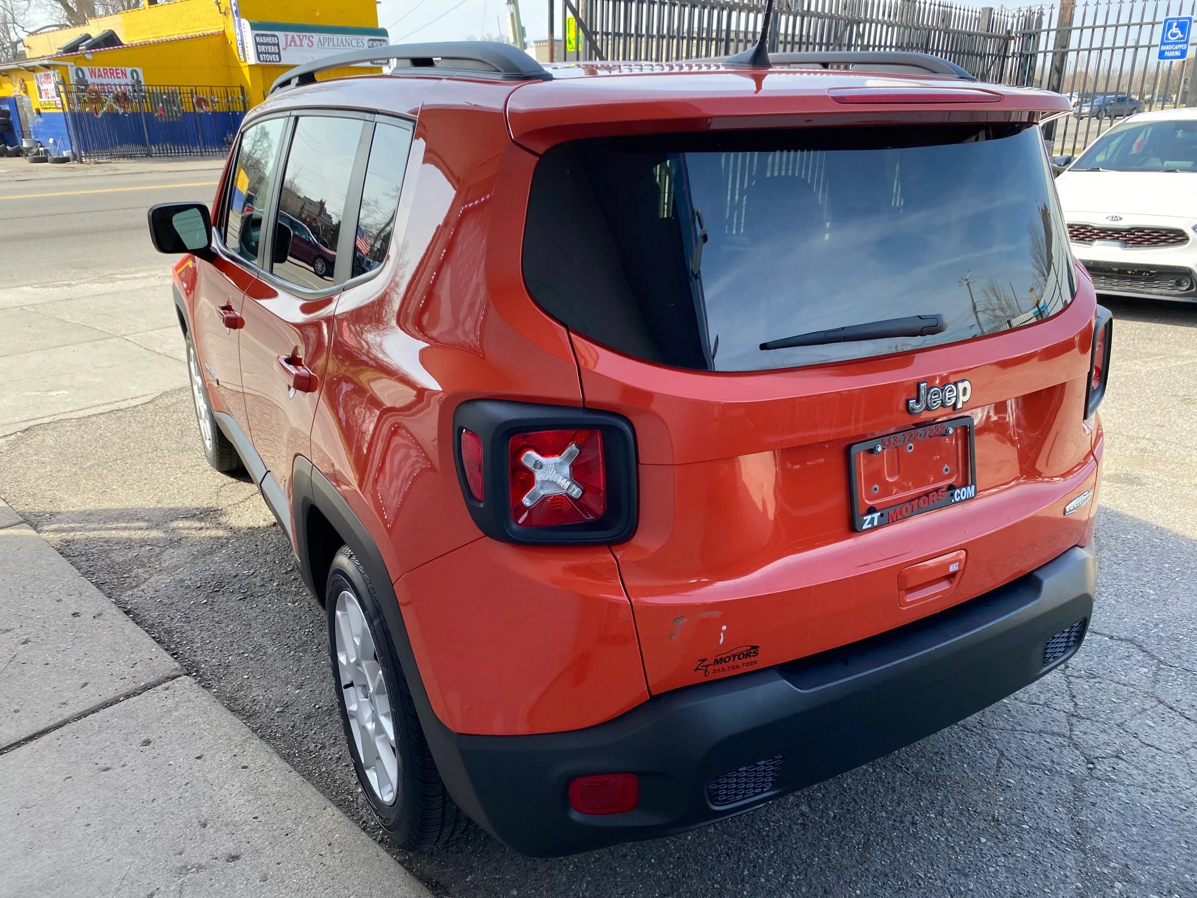 Used 2019 Jeep Renegade Latitude FWD image 2