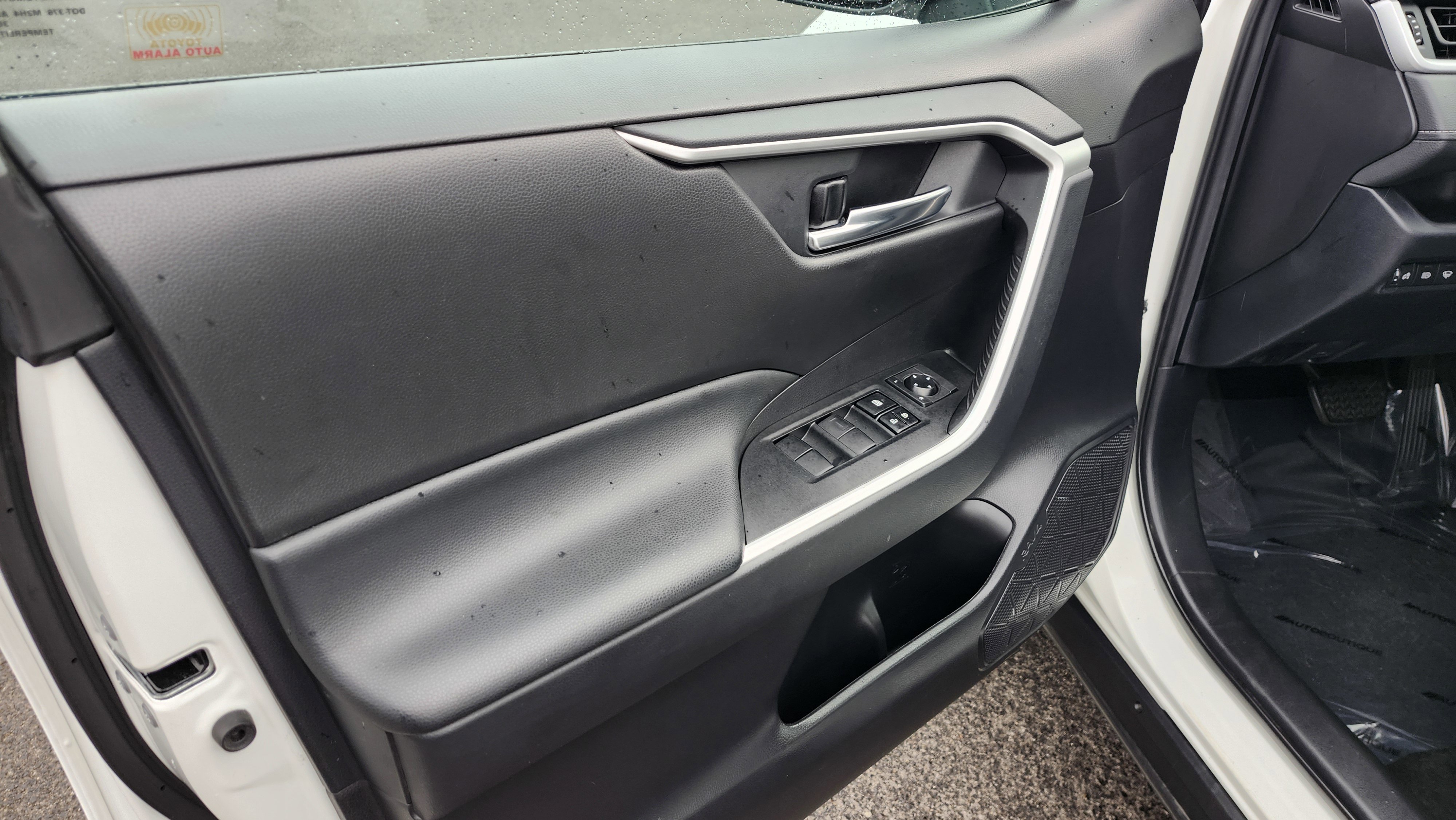 Used 2020 Toyota RAV4 XLE image 18