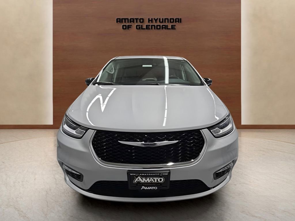 Used 2024 Chrysler Pacifica Touring-L image 9