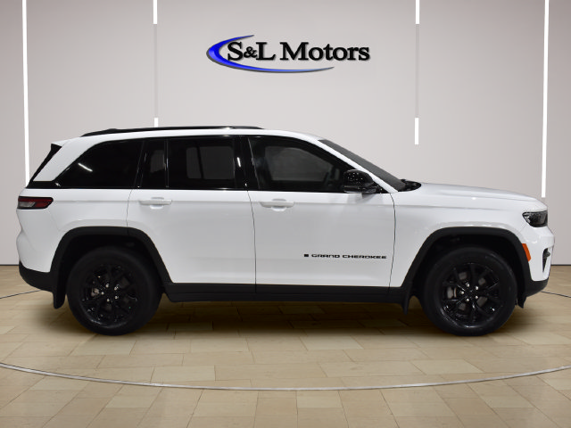 Used 2024 Jeep Grand Cherokee Altitude AWD/4WD image 9