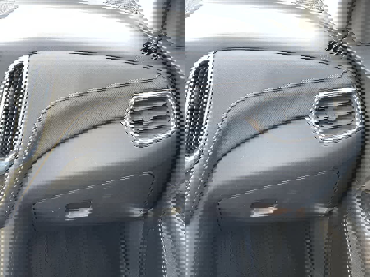 Used 2023 Chevrolet Equinox Premier image 16