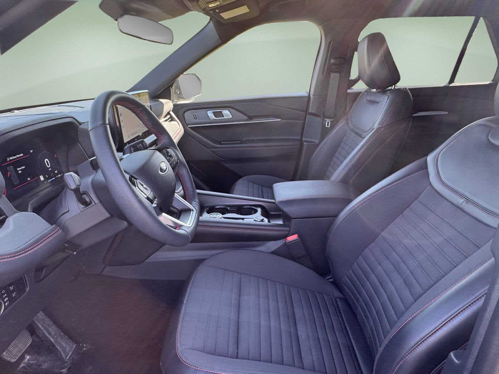 Used 2025 Ford Explorer ST-Line w/ ST-Line Street Pack AWD/4WD image 4