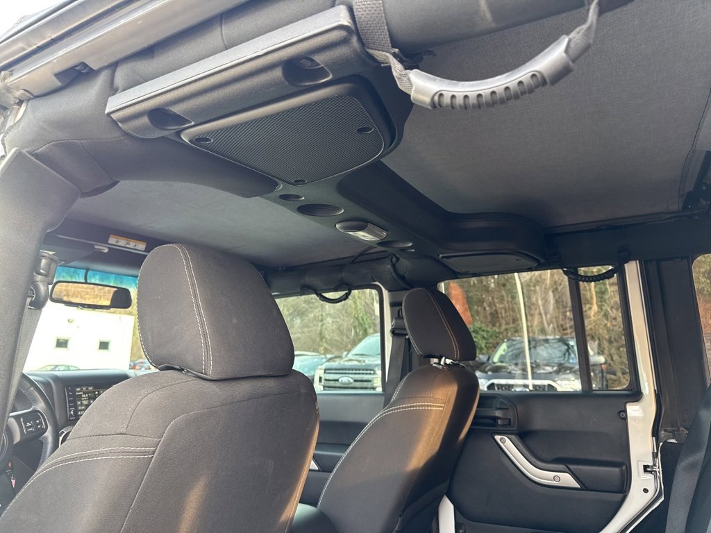 Used 2016 Jeep Wrangler Unlimited Rubicon w/ Connectivity Group image 13