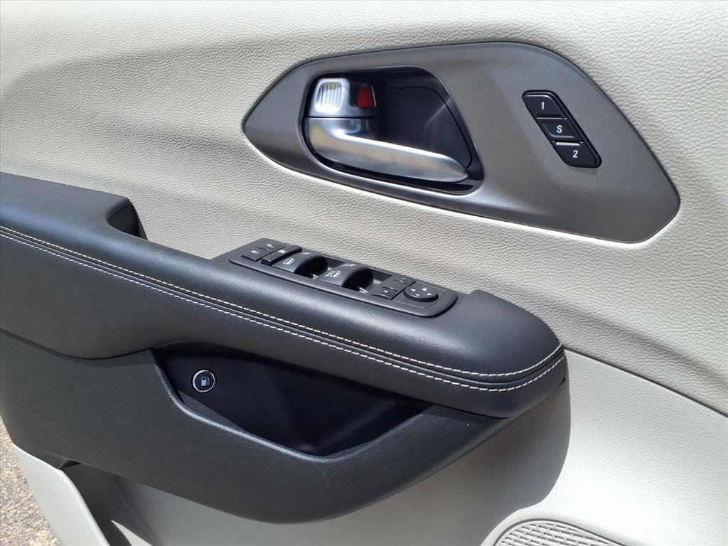 Used 2023 Chrysler Pacifica Touring-L FWD image 28