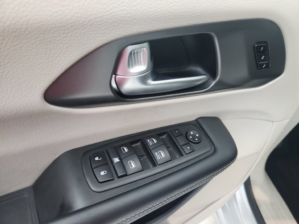 Certified 2024 Chrysler Pacifica Touring-L FWD image 24
