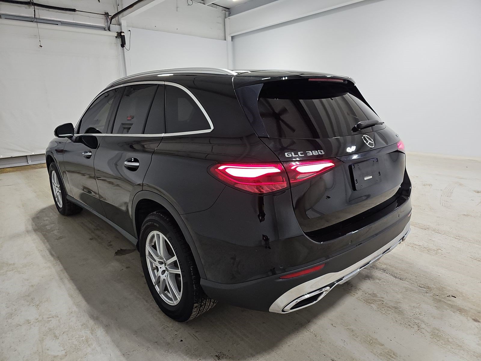 Used 2023 Mercedes-Benz GLC 300 4MATIC w/ Exclusive Trim Package image 8