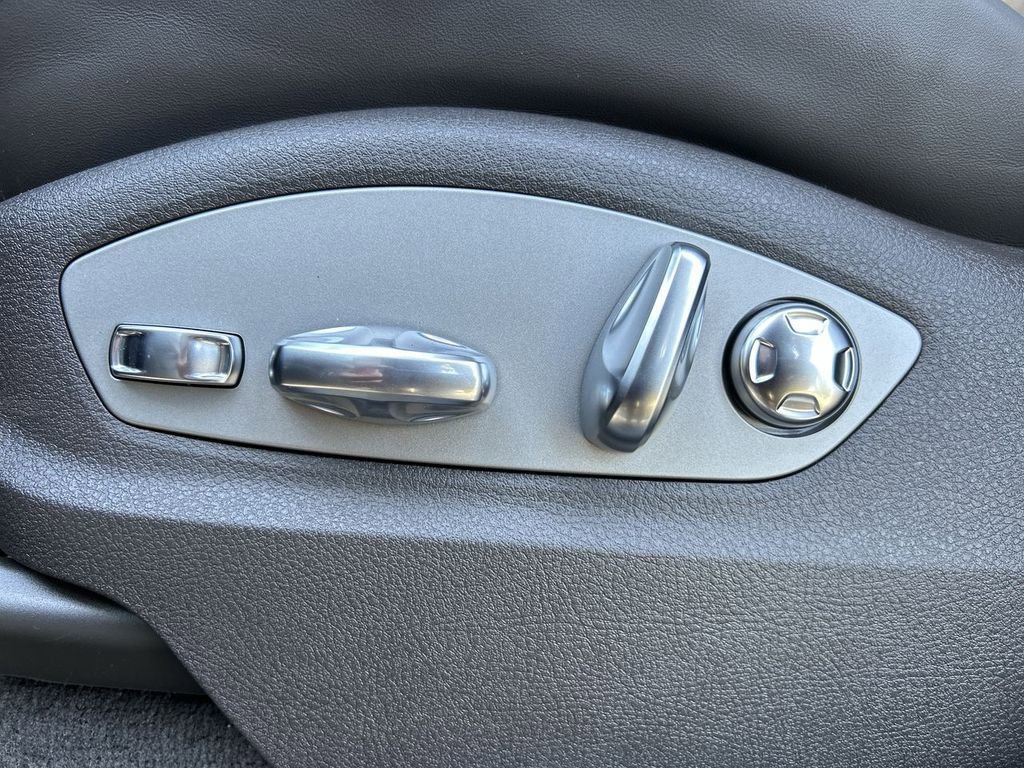 Certified 2025 Porsche Macan image 8