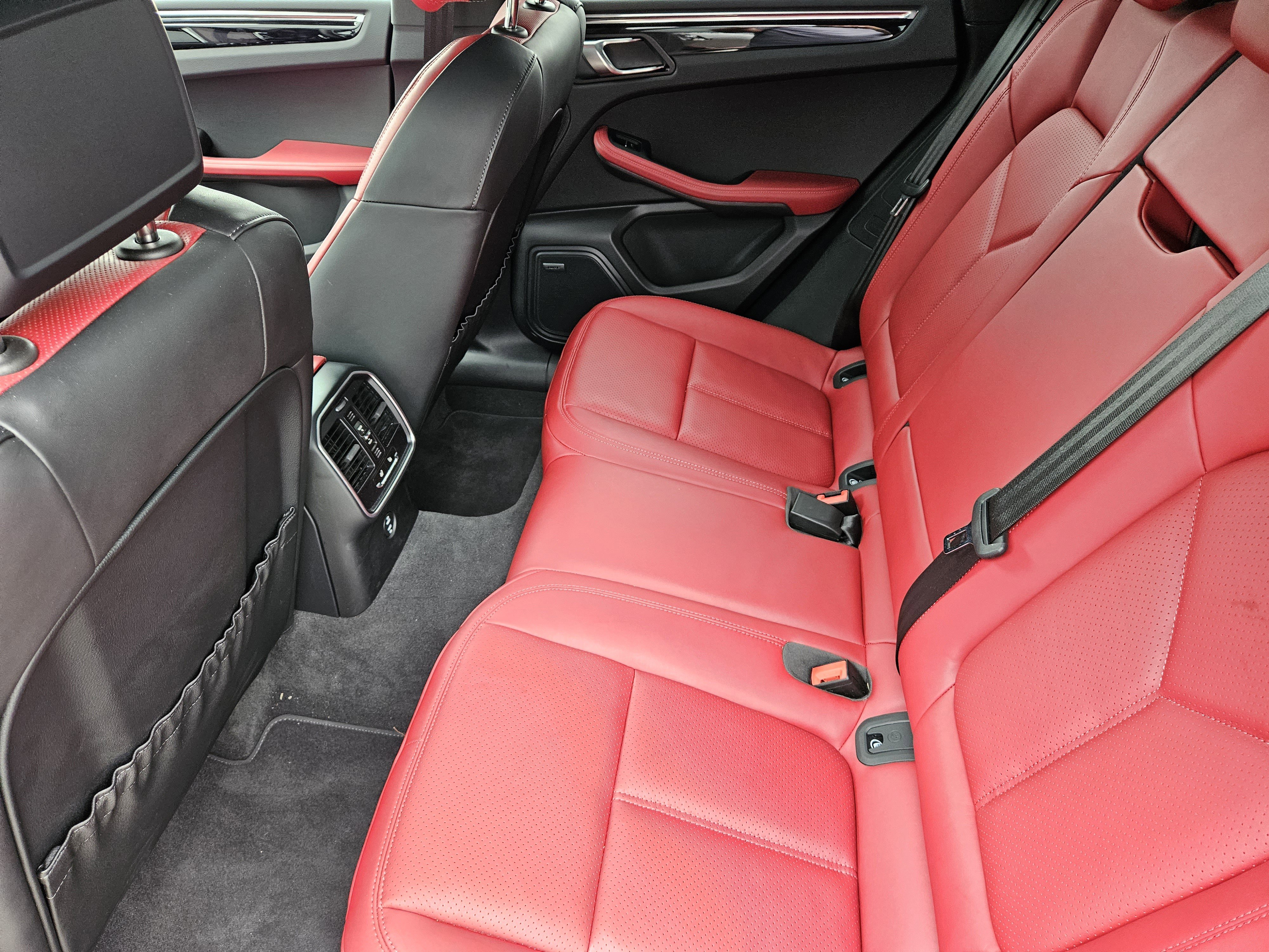 Certified 2026 Porsche Macan AWD/4WD image 28
