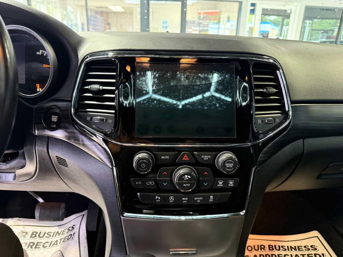 Used 2019 Jeep Grand Cherokee Altitude AWD/4WD image 12