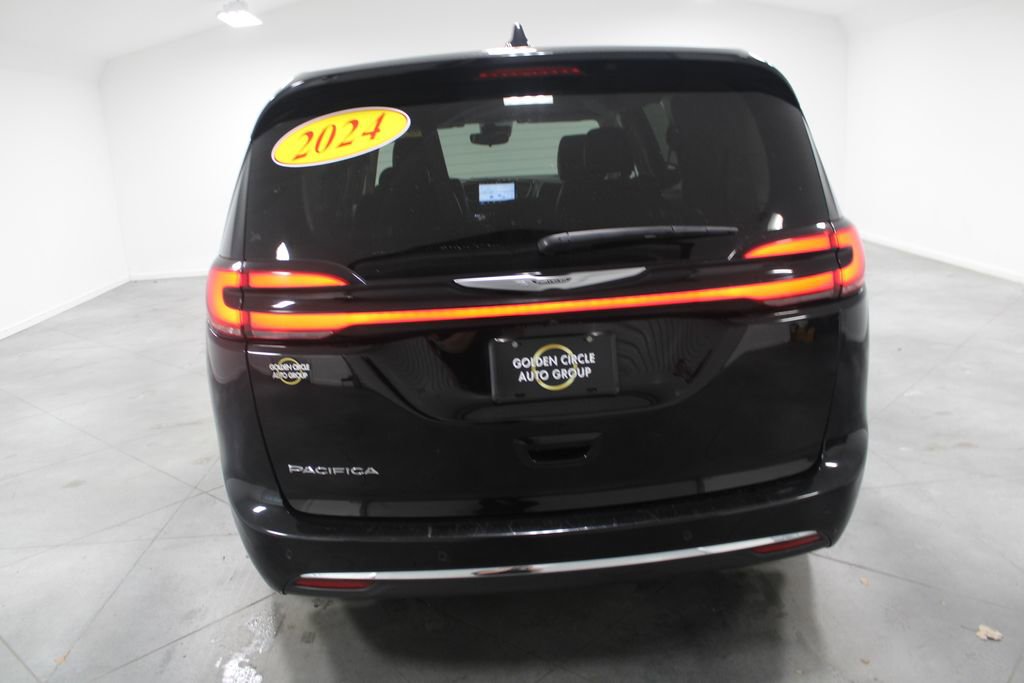 Used 2024 Chrysler Pacifica Touring-L image 8