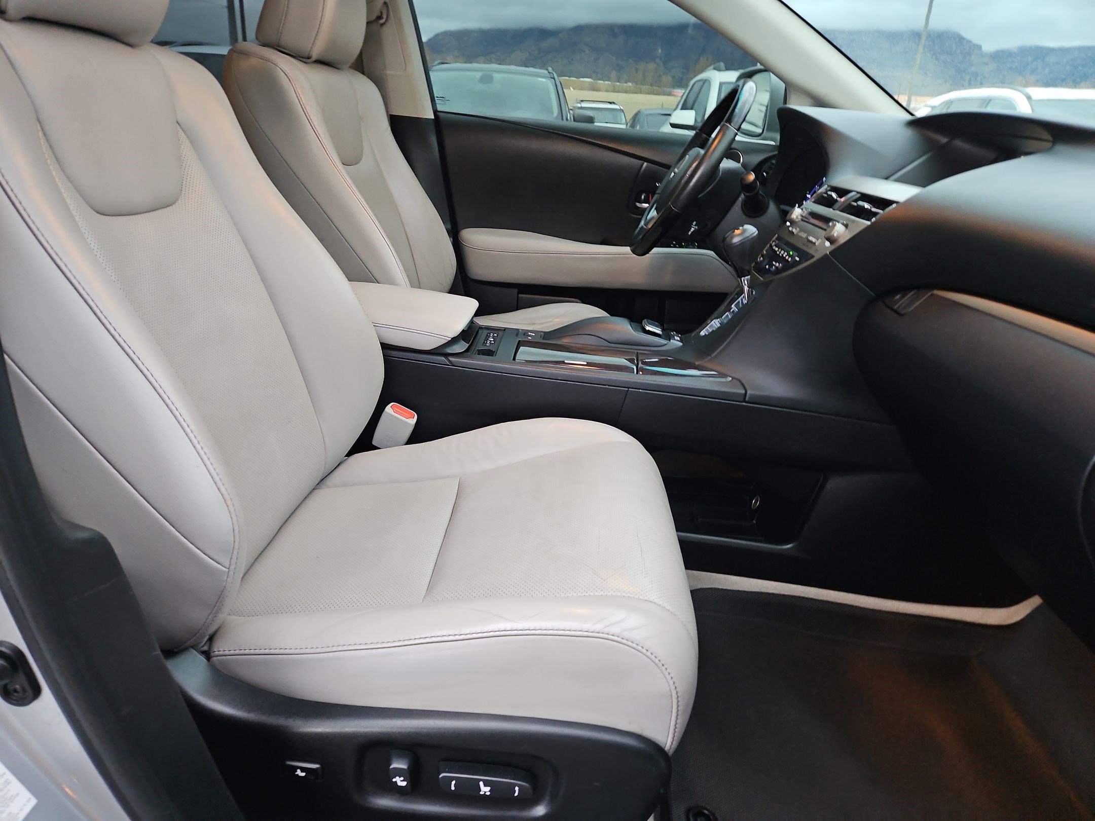 Used 2015 Lexus RX 450h AWD image 34