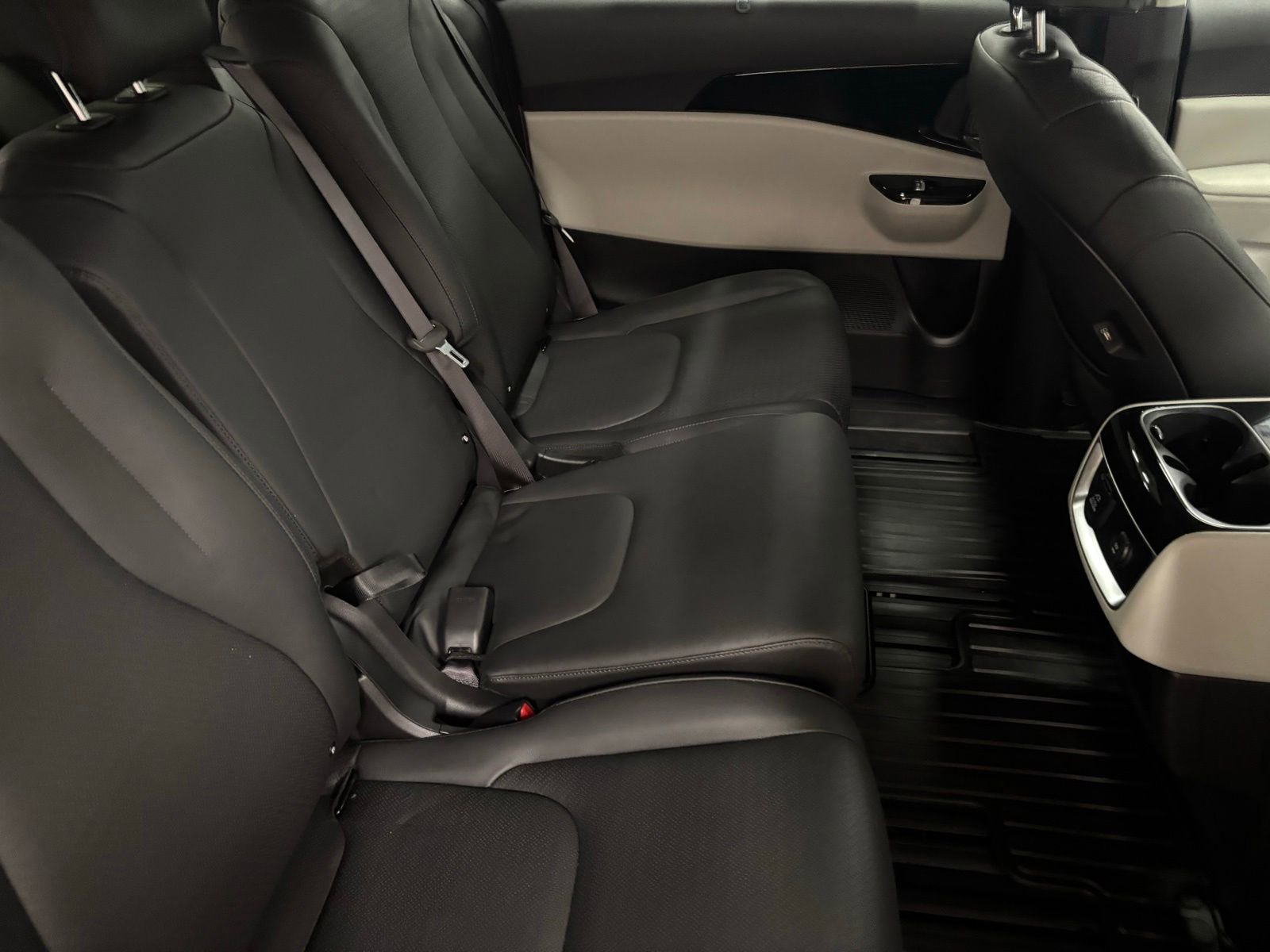 Used 2023 Kia Carnival SX Prestige FWD image 19