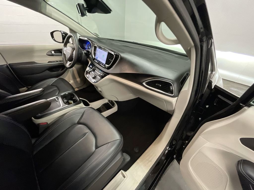 Used 2024 Chrysler Pacifica Touring-L image 27