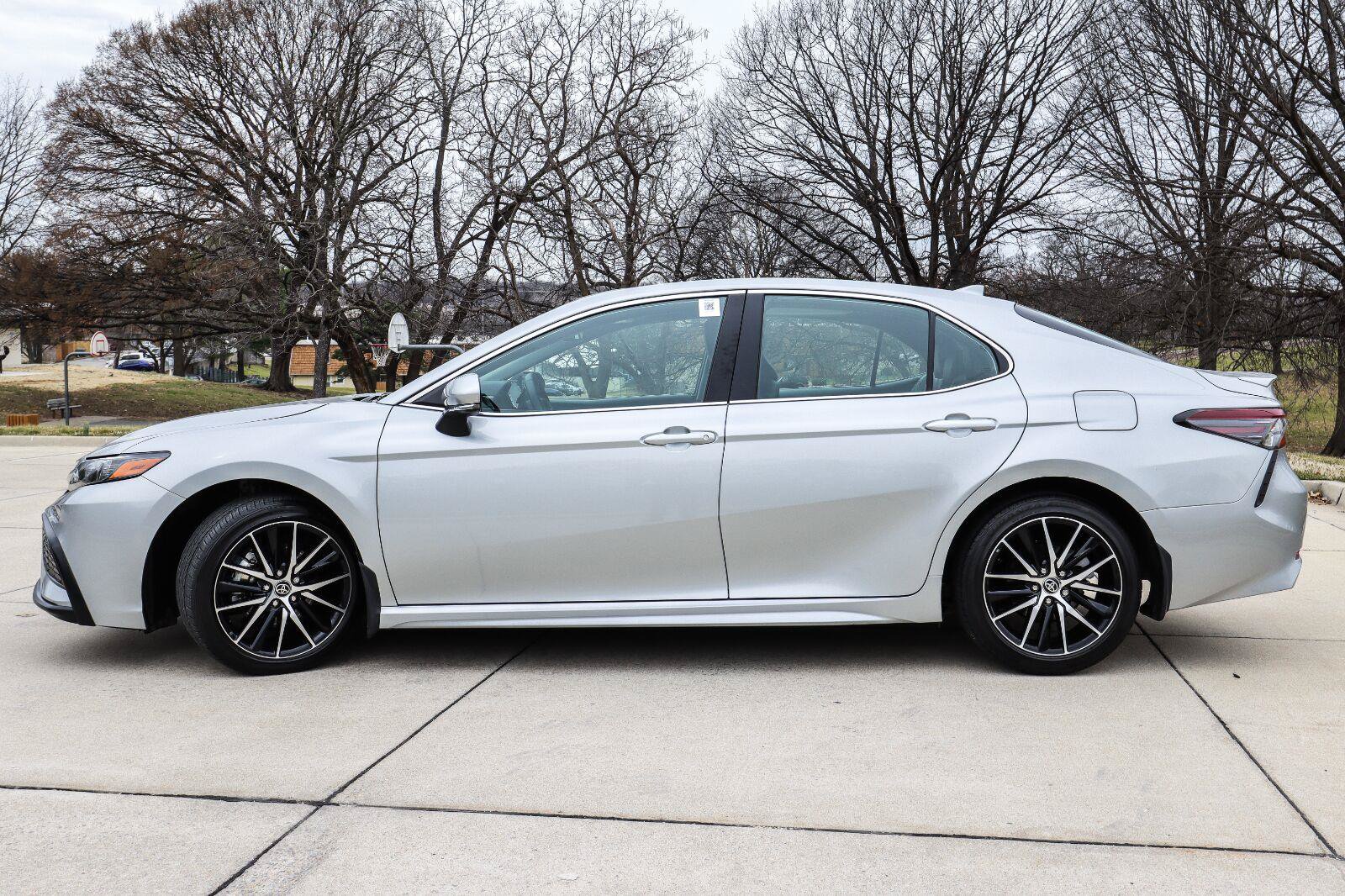 Used 2023 Toyota Camry SE FWD image 4