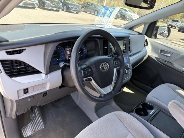 Used 2018 Toyota Sienna LE image 12
