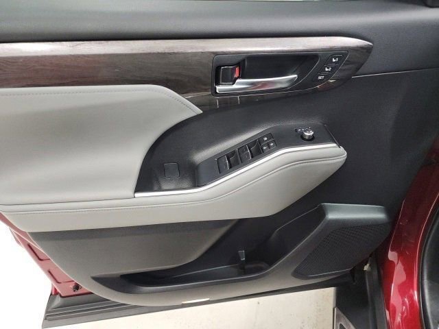 Used 2024 Toyota Highlander Platinum image 24
