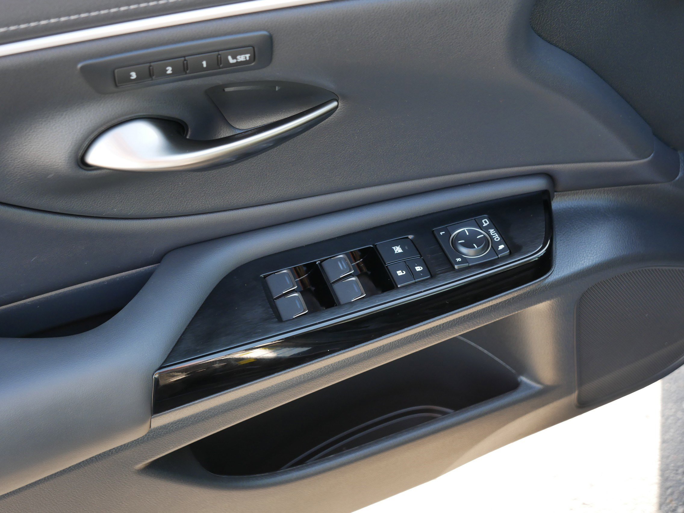 Used 2024 Lexus ES 250 w/ Premium Package image 19