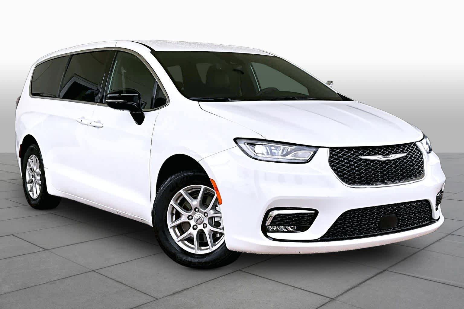 Used 2025 Chrysler Pacifica Select image 3