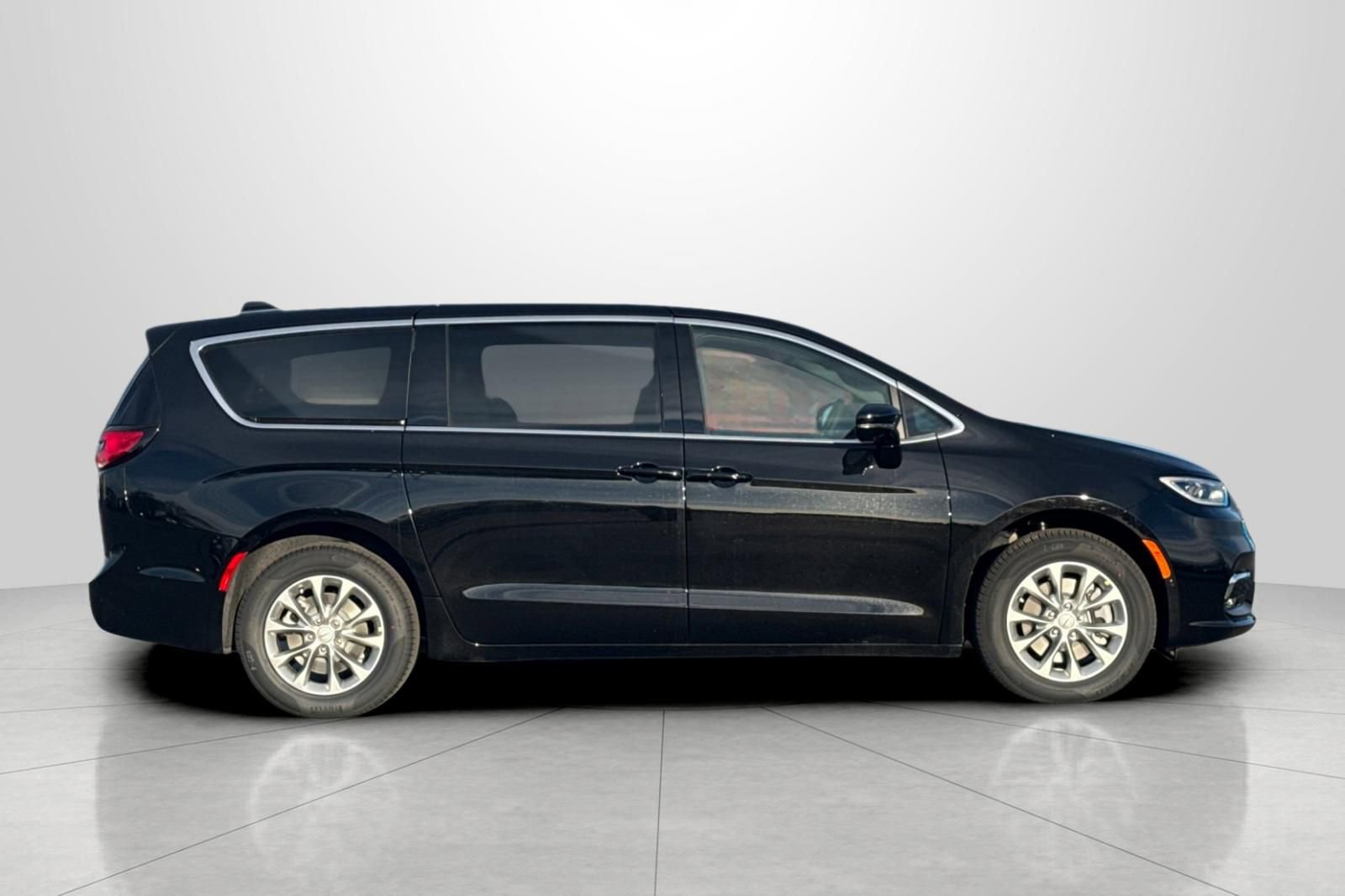 New 2026 Chrysler Pacifica Select image 3