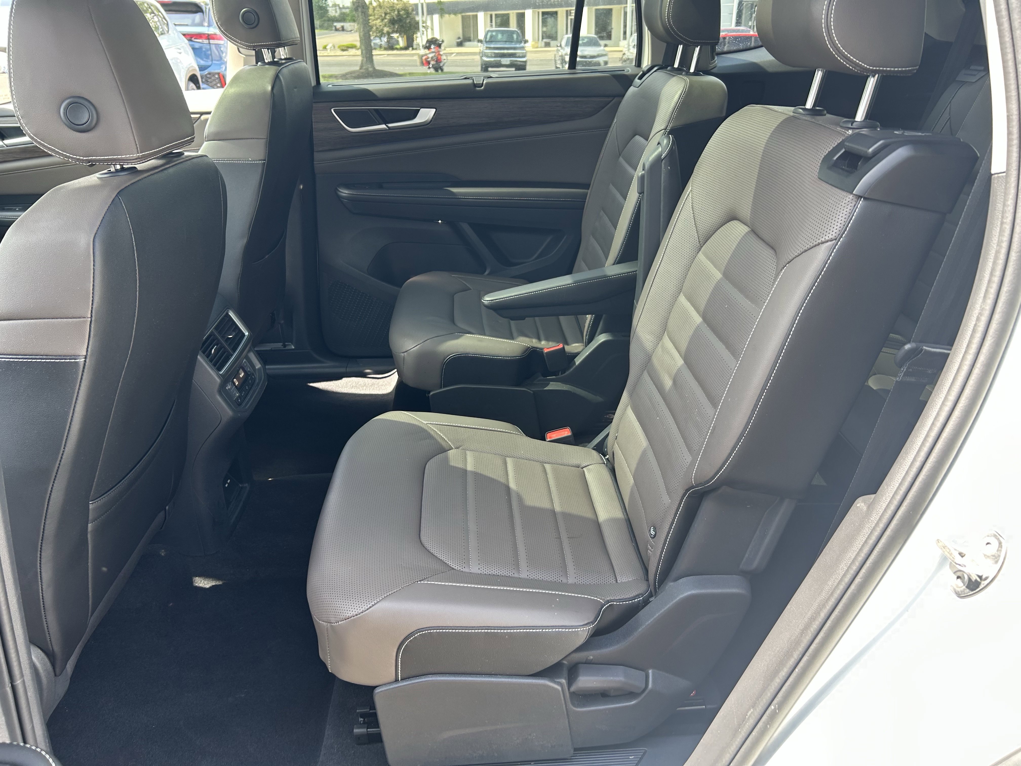 Used 2024 Volkswagen Atlas SEL AWD/4WD image 25