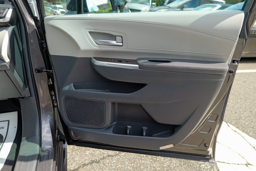 Used 2024 Toyota Sienna XLE w/ XLE Plus Package FWD image 32