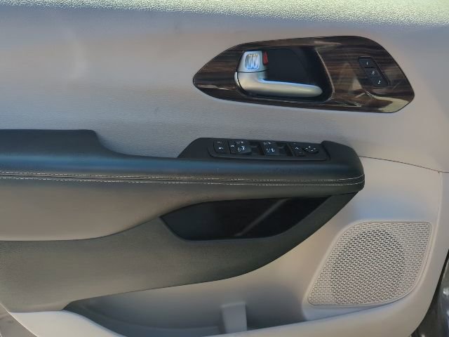 Certified 2023 Chrysler Pacifica Limited FWD image 15