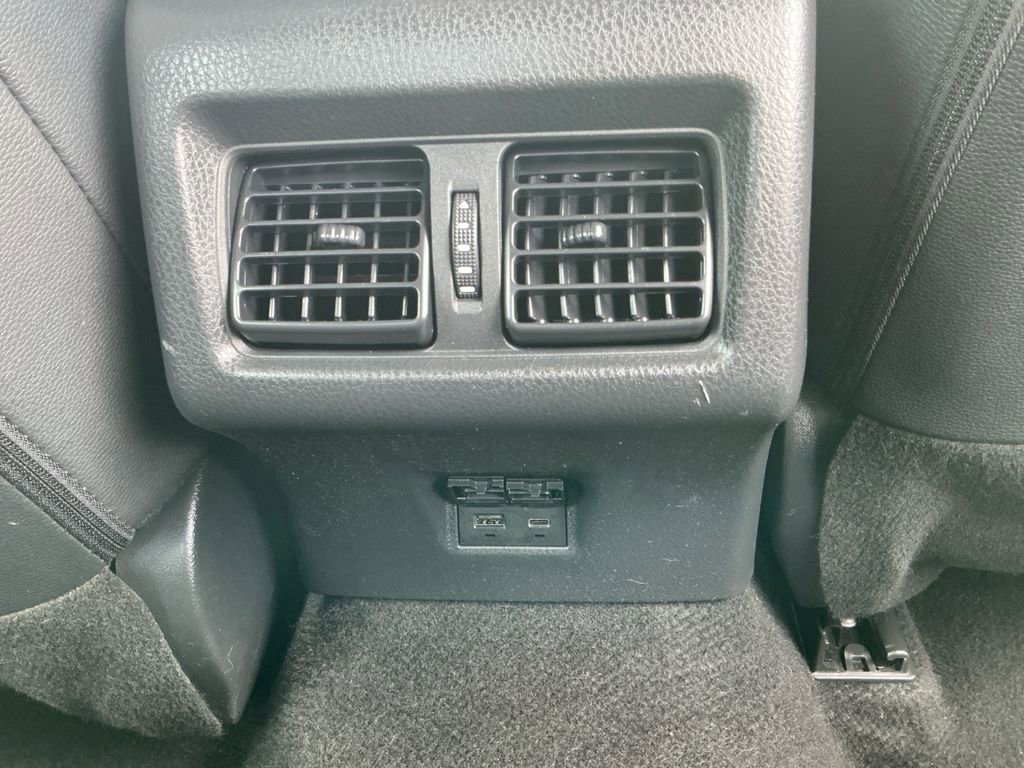 Used 2025 Toyota Camry SE image 21