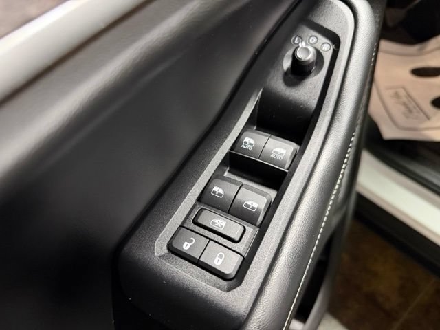 Used 2023 Jeep Grand Cherokee Limited w/ Black Appearance Package AWD/4WD image 13