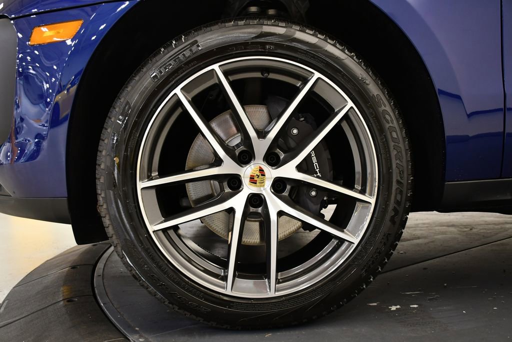 Certified 2025 Porsche Macan image 15