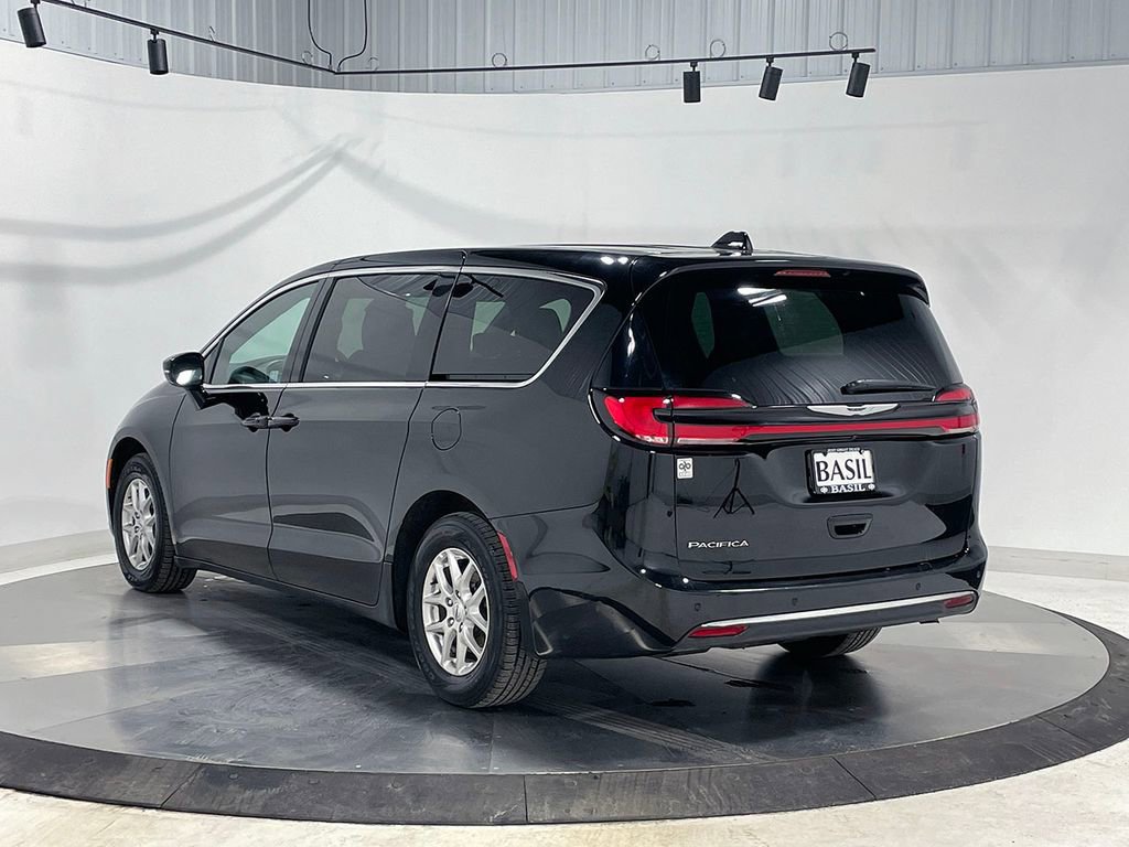 Used 2025 Chrysler Pacifica Select image 14