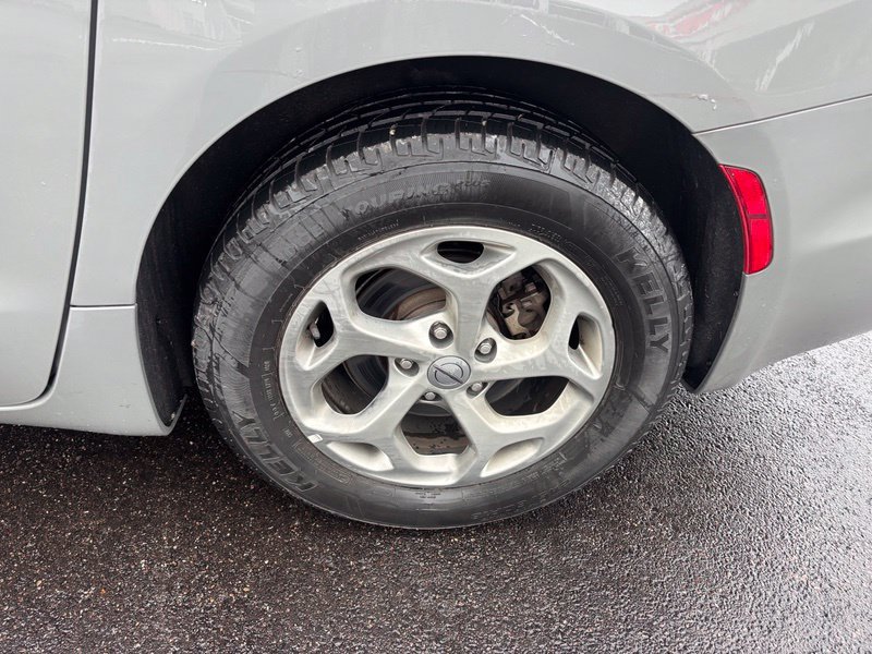 Used 2022 Chrysler Pacifica Limited FWD image 14