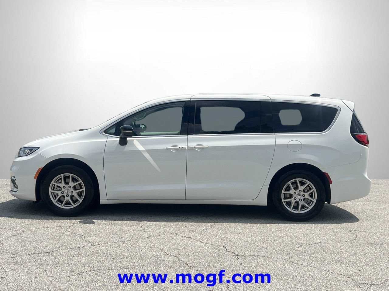 Used 2024 Chrysler Pacifica Touring-L FWD image 23