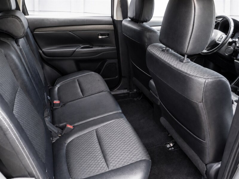 Used 2015 Mitsubishi Outlander SE AWD/4WD image 10