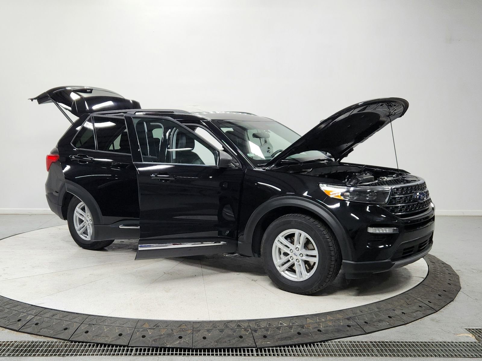 Used 2024 Ford Explorer XLT w/ Equipment Group 202A image 9